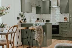 Lovely Chorlton Flat! 5 Seconds to Bus Stop & 2 Minutes to Tram Station