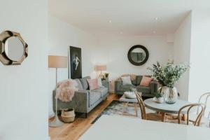Lovely Chorlton Flat! 5 Seconds to Bus Stop & 2 Minutes to Tram Station