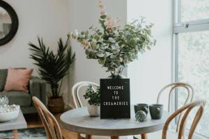 Lovely Chorlton Flat! 5 Seconds to Bus Stop & 2 Minutes to Tram Station