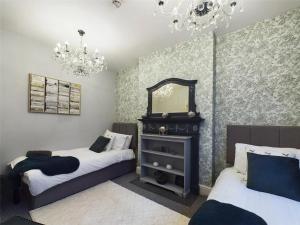 Montague House Town Centre Sleeps Up To 12 Guests