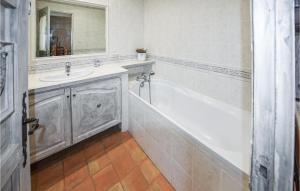 Maisons de vacances Nice Home In Venasque With Kitchen : photos des chambres