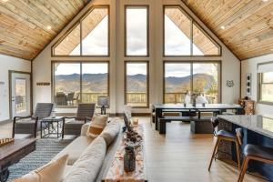 Blue Ridge Mountain-View Cabin with Hot Tub and Deck!