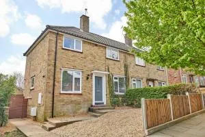 Modern 4 Bedroom, central location, Parking x2 - Cringleford