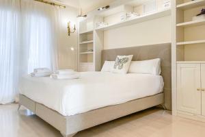 Luxury villa with sea views & terrace by REMS