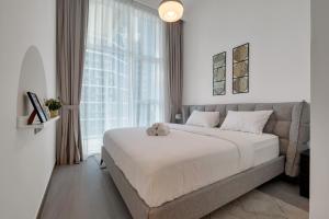 2BR Luxury Retreat - Stunning Canal and Sea View