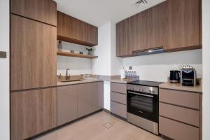 2BR Luxury Retreat - Stunning Canal and Sea View