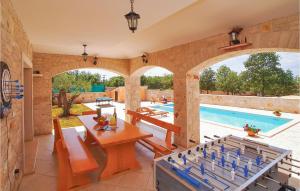 Nice Home In Vodnjan With Jacuzzi 