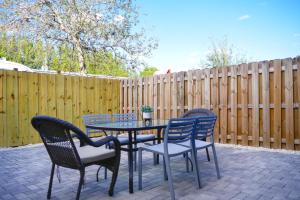 Entire House with Free Parking at North Miami!