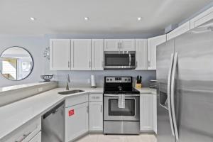 Beachfront Resort 2BR Condo 3 Pools, Heated Pool, Kids Pool & Jacuzzi