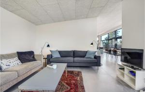4 Bedroom Cozy Home In Sjællands Odde