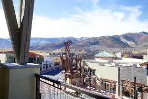 Newpark Townhome, Breathtaking Views Shopping Center Steps Away - Atkinson