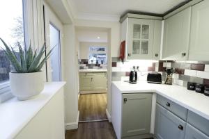 Stylish & Cosy Stay 2-Bed House Train Station Hospital Garden Fast WiFi