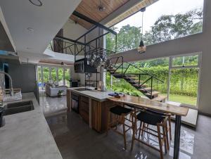 CR Caribbean Blue House - Modern style 100 WiFi