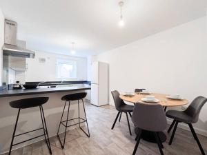 Five Bedroom House by Brookland Stays Serviced Accommodation Short Lets Sheffield with Free WiFi