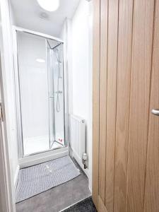 Five Bedroom House by Brookland Stays Serviced Accommodation Short Lets Sheffield with Free WiFi