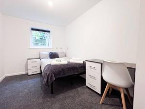 Five Bedroom House by Brookland Stays Serviced Accommodation Short Lets Sheffield with Free WiFi