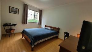 Quarto e banheiro privativos no Jardins