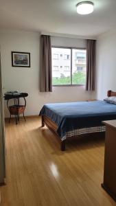 Quarto e banheiro privativos no Jardins