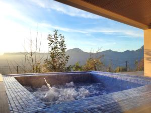 Logement avec jacuzzi et sauna en terrasse, belle vue panoramique