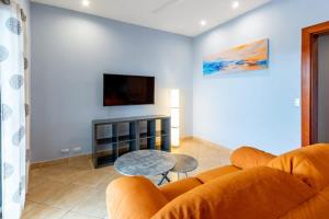 2 Bedroom Ocean-View Condo with Pool