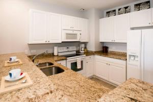 Elegant 2-BD Condo with Pool