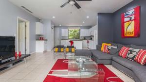 3rd-floor space with modern décor recently renovated viewing over pool in Coco