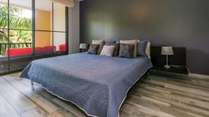 3rd-floor space with modern décor recently renovated viewing over pool in Coco