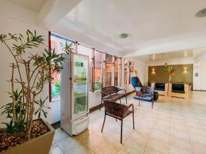 Flats com 1 quarto, frente praia de Taperapuã, atravessou a rua está na praia, Condomínio Boulevard da Praia conta com piscina, sauna, sala de jogos além de café da manhã como cortesia