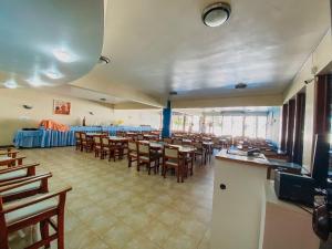 Flats com 1 quarto, frente praia de Taperapuã, atravessou a rua está na praia, Condomínio Boulevard da Praia conta com piscina, sauna, sala de jogos além de café da manhã como cortesia