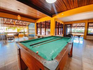 Flats com 1 quarto, frente praia de Taperapuã, atravessou a rua está na praia, Condomínio Boulevard da Praia conta com piscina, sauna, sala de jogos além de café da manhã como cortesia