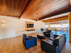 Flats com 1 quarto, frente praia de Taperapuã, atravessou a rua está na praia, Condomínio Boulevard da Praia conta com piscina, sauna, sala de jogos além de café da manhã como cortesia