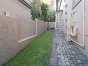 Spacious 3 Bedroom Apartment at Blandford with a Pool