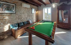Maisons de vacances Gorgeous Home In Saint Pabu With Wifi : photos des chambres