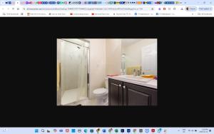 Master Bedroom private bathroom 23 minutes airport