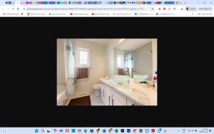 Master Bedroom private bathroom 23 minutes airport