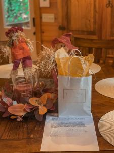 Amazing Creek View Cabin w Hot Tub, Firepit & Pool Table