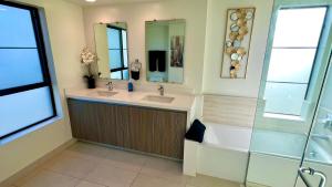 Century City Cozy 3 Bedroom Apartment with Free Parking 302,303