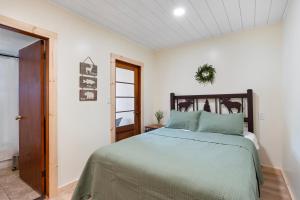 Squam waterfront 2 bed 2 bath (Suite 9)