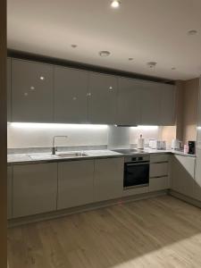 London Flat w Balcony