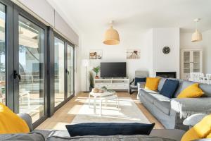 Host Wise - Serene Spacious House - Swimming Pool & Garden