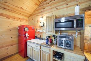 11 Mi to LBJ State Park - Couples Cabin Retreat!