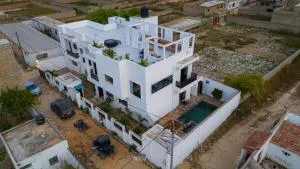 Villa serenité lac rose avec cuisinier ,piscine et jacuzzi terrasse vue lac - Bambilor