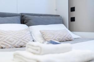 Designed apartment in Milan center Gae Aulenti area with AC, WiFi and Subway airport connected steps from Central Station