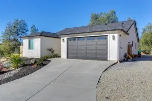 5 Mi to Shasta Lake Newly Built Home with Backyard! - 沙斯塔湖