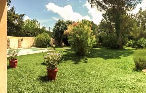 Maisons de vacances Gorgeous Home In Saint Saturnin Les Avi : photos des chambres