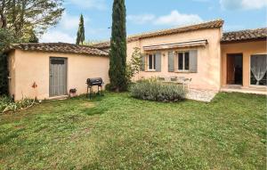 Maisons de vacances Gorgeous Home In Saint Saturnin Les Avi : photos des chambres
