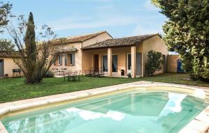Maisons de vacances Gorgeous Home In Saint Saturnin Les Avi : photos des chambres