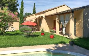 Maisons de vacances Gorgeous Home In Saint Saturnin Les Avi : photos des chambres