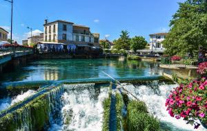 Maisons de vacances Gorgeous Home In Saint Saturnin Les Avi : photos des chambres