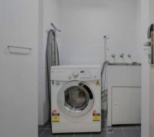 Affordable & Cozy CBD getaway with Free wine!!